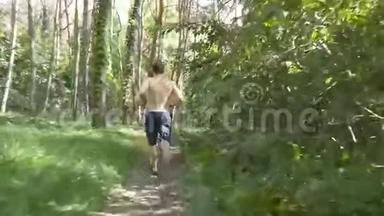 <strong>一群</strong>年轻的肌肉运动员在森林小径上<strong>奔跑</strong>。 活跃的强壮男人在户外训练。 健康帅气的运动员